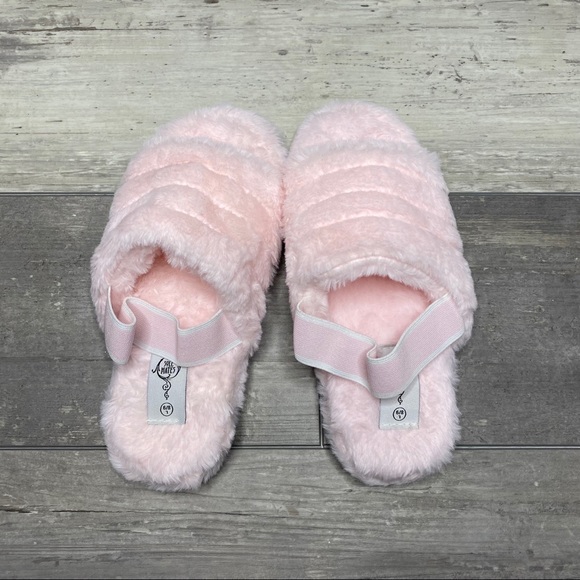 NEW Plush Pink Faux Fur Slippers 💖 - Picture 1 of 3